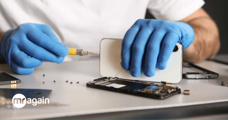 Technicus voert telefoon reparatie uit aan smartphone op werkbank, reparatieproces met gereedschap en vervangend scherm. MrAgain